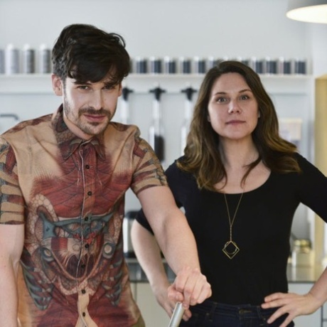 Amatrice Femdom Babe Zoe Davis embrassant passionnément son esclave de cuisine soumis menotté - 3