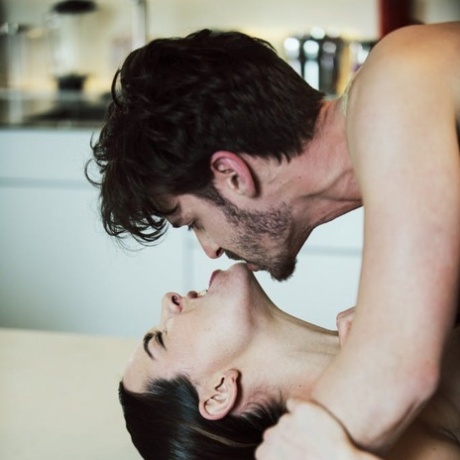 Amatrice Femdom Babe Zoe Davis embrassant passionnément son esclave de cuisine soumis menotté - 6