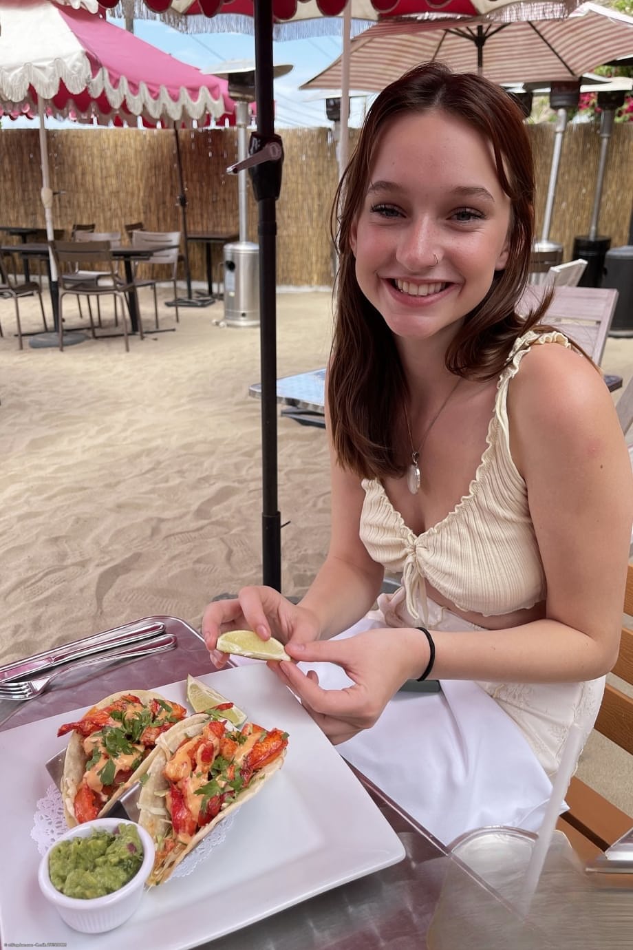 Melanie Marie si accarezza le tette enormi prima di infilare le dita in entrambe le sue buche bagnate e mostrare i piedi perfetti - 15