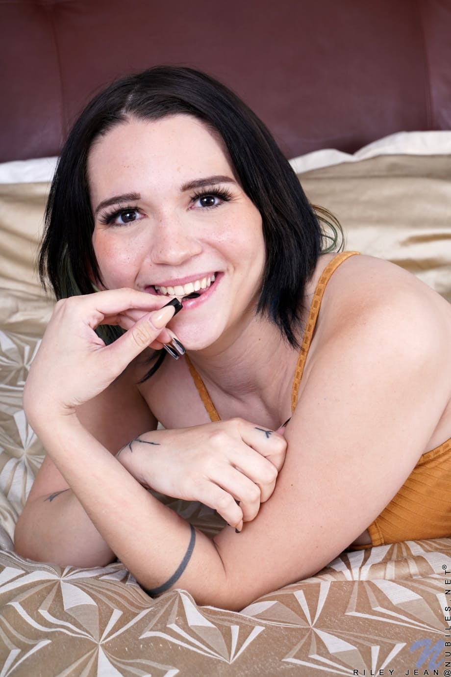 Riley Jean expone sin pudor sus tetas maduras antes de masturbarse el coño rosado y empapado - 2