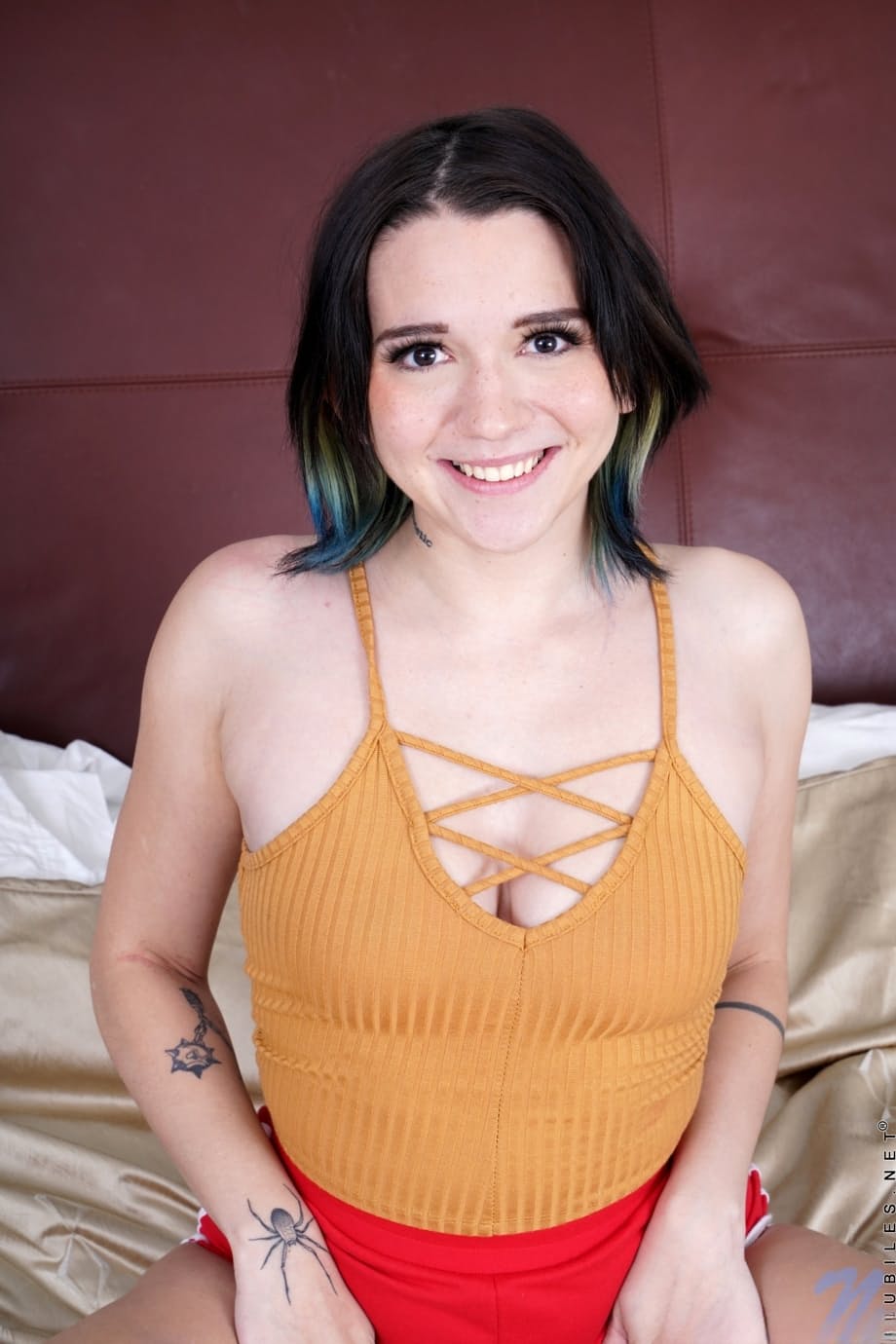 Riley Jean expone sin pudor sus tetas maduras antes de masturbarse el coño rosado y empapado - 5