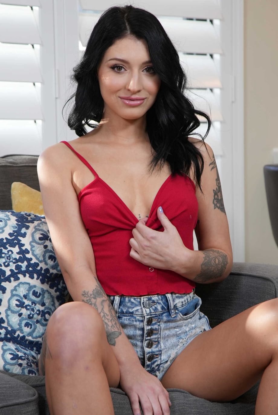 La belle tatouée Raven Lane vénère et chevauche avec une habileté experte une énorme queue palpitante - 1