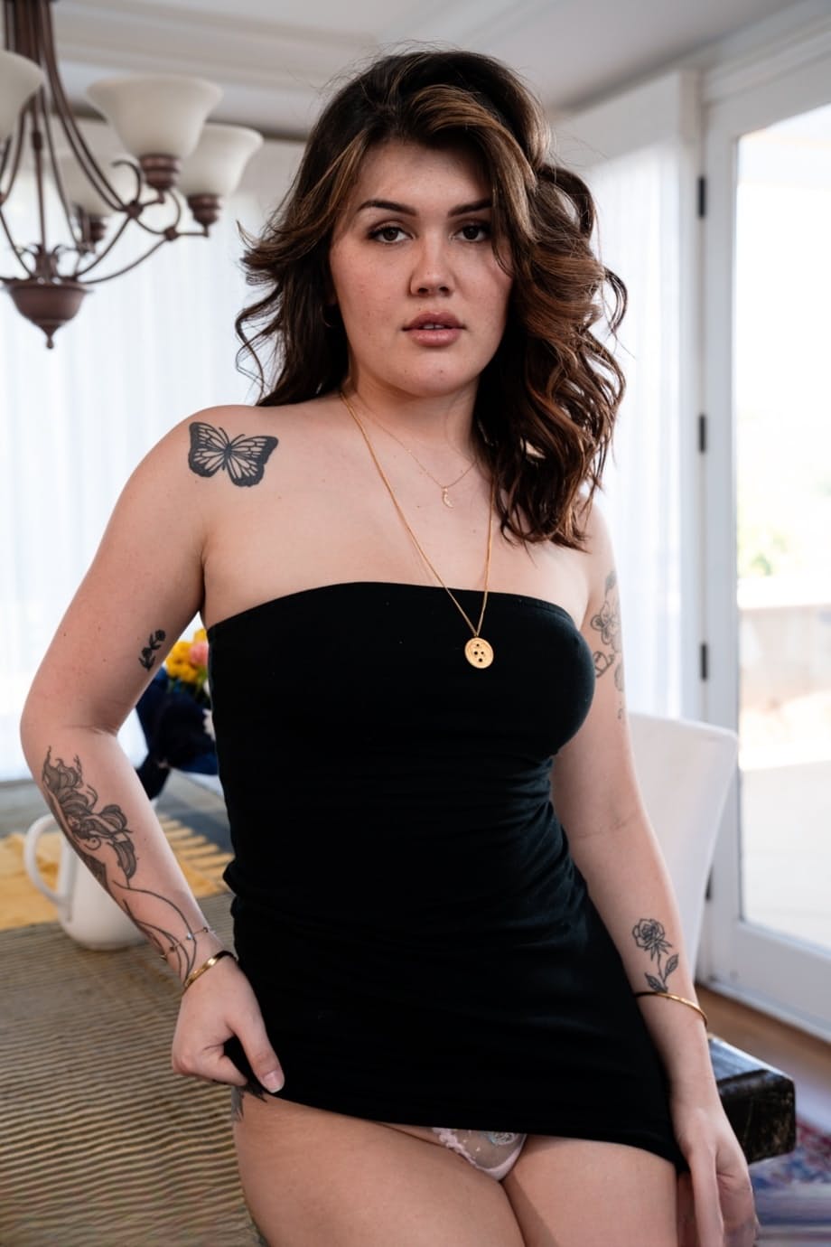 Daisy Taylor savoure une sodomie crue tout en se caressant la queue pendant que Jayden Marcos la pilonne profondément. - 1