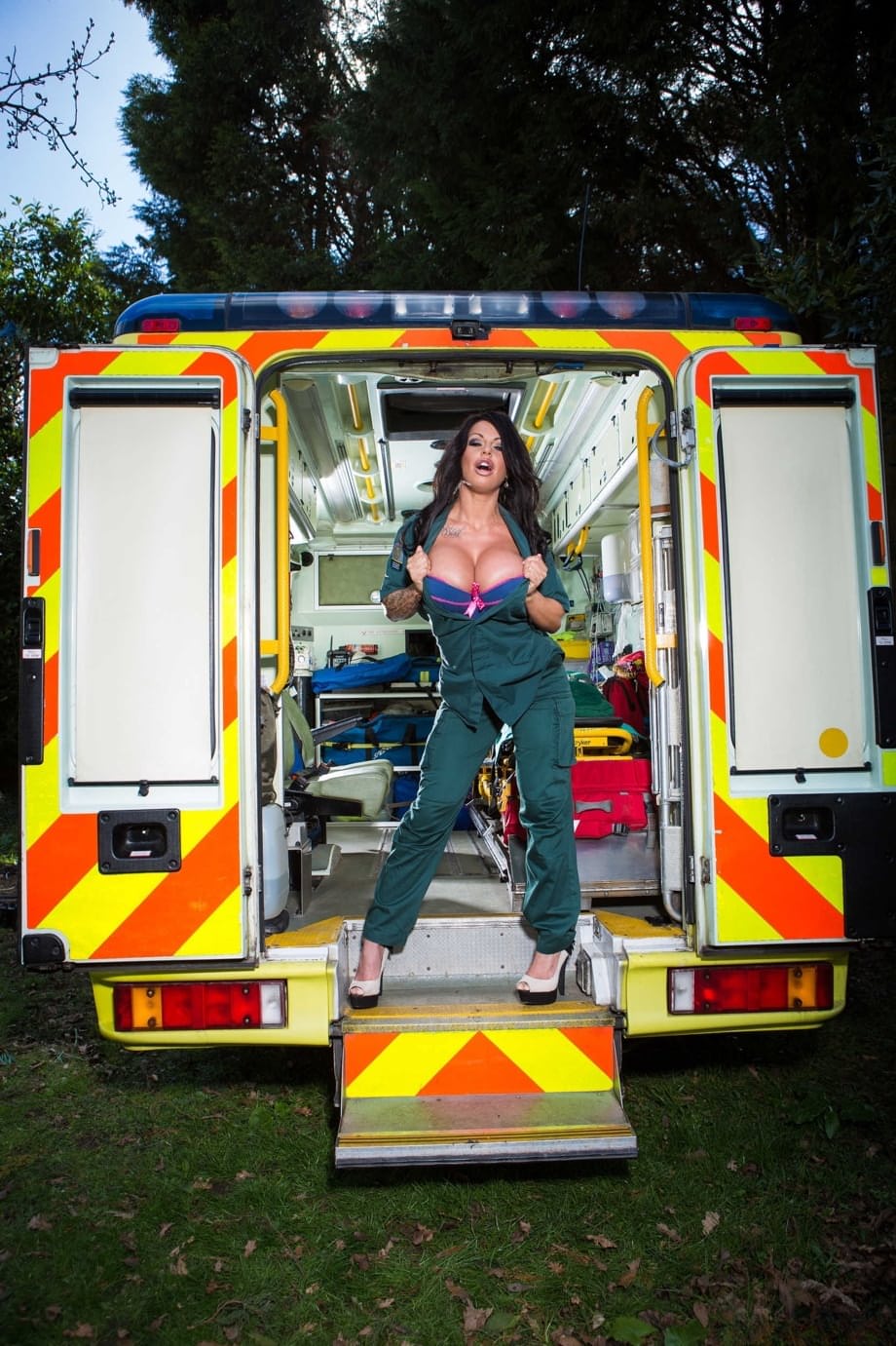 Enormes seins de Kerry Louise exposés pendant qu’une brune sexy aux gros seins, ambulancière, se déshabille de manière torride et dégueulasse - 9
