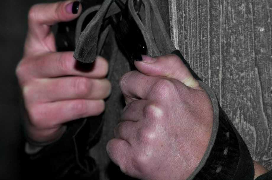 Ariel X sufre un bondage con metal mientras sus pechos pequeños reciben pinzas intensas para los pezones. - 13