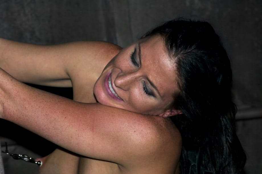 Ariel X sufre un bondage con metal mientras sus pechos pequeños reciben pinzas intensas para los pezones. - 16