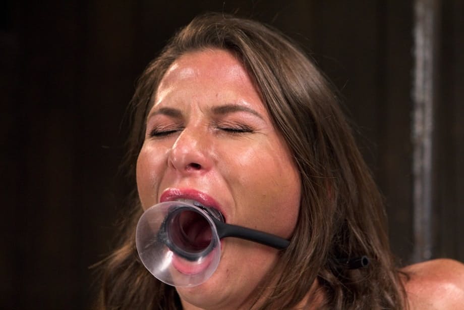 Ponyball gag e bloccato subisce una punizione brutale da un bodybuilder eccentrico - 5