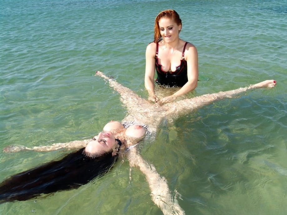 Le supplice lesbien explicite de Nikki Darlin avec Jewel Marceau sur la plage - 13