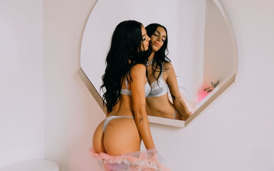 Regardez Aubrey Destremps se déshabiller avec d'autres beautés qui exposent leurs petits seins fermes dans une compilation explicite non censurée - 3