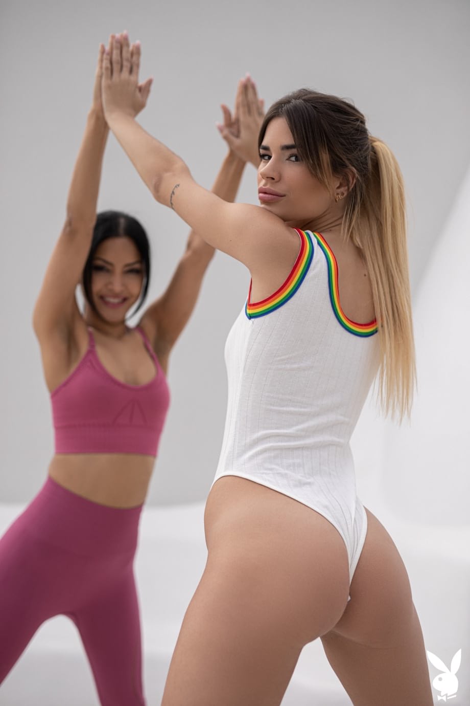 Lorena Hidalgo et Chloe Rose se câlinent passionnément après s'être dévêtues complètement pendant leur séance de yoga - 3