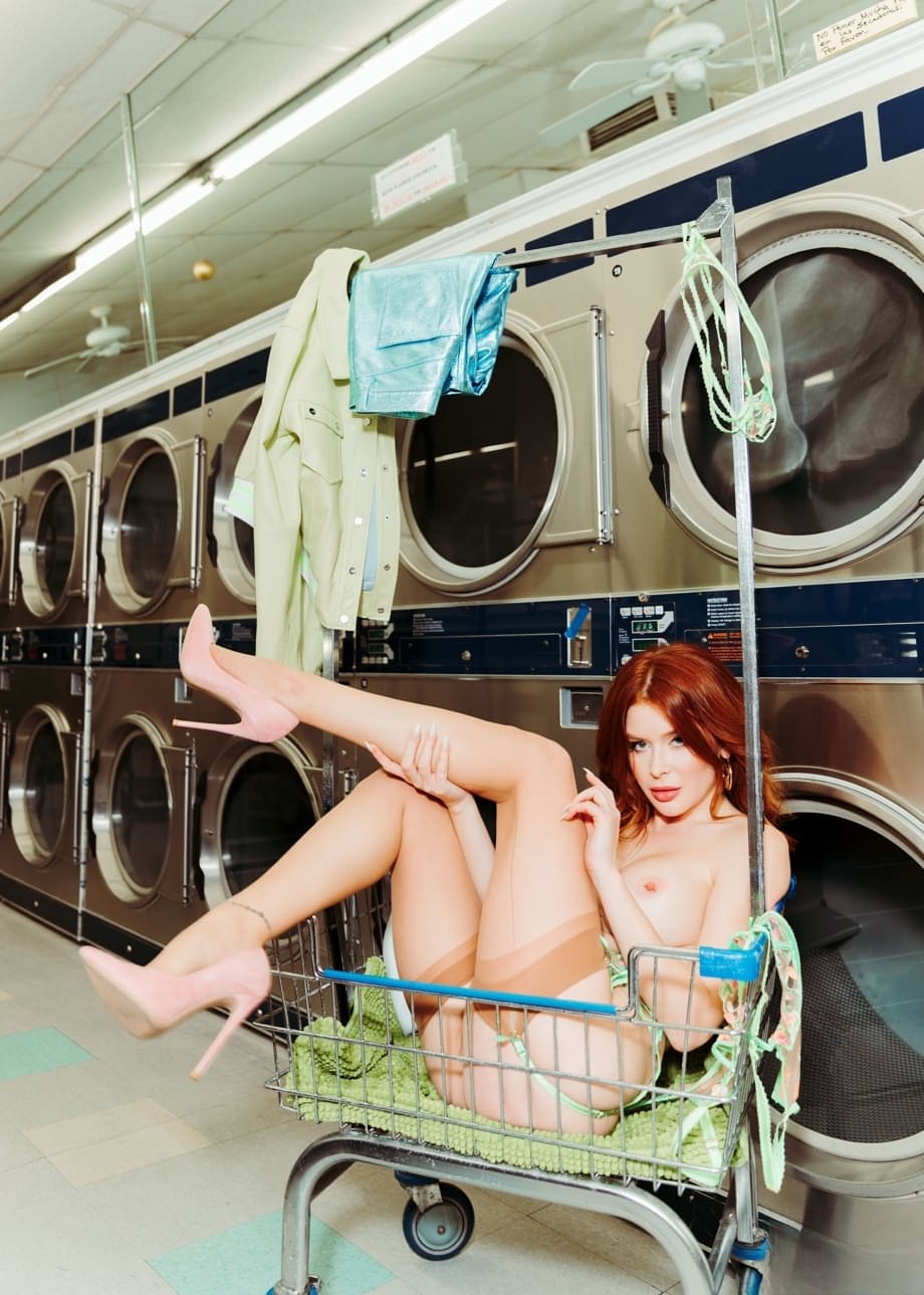 Curvy Redhead Renee Olstead Teases Massive Bare Ass Inside Empty Laundromat - 7