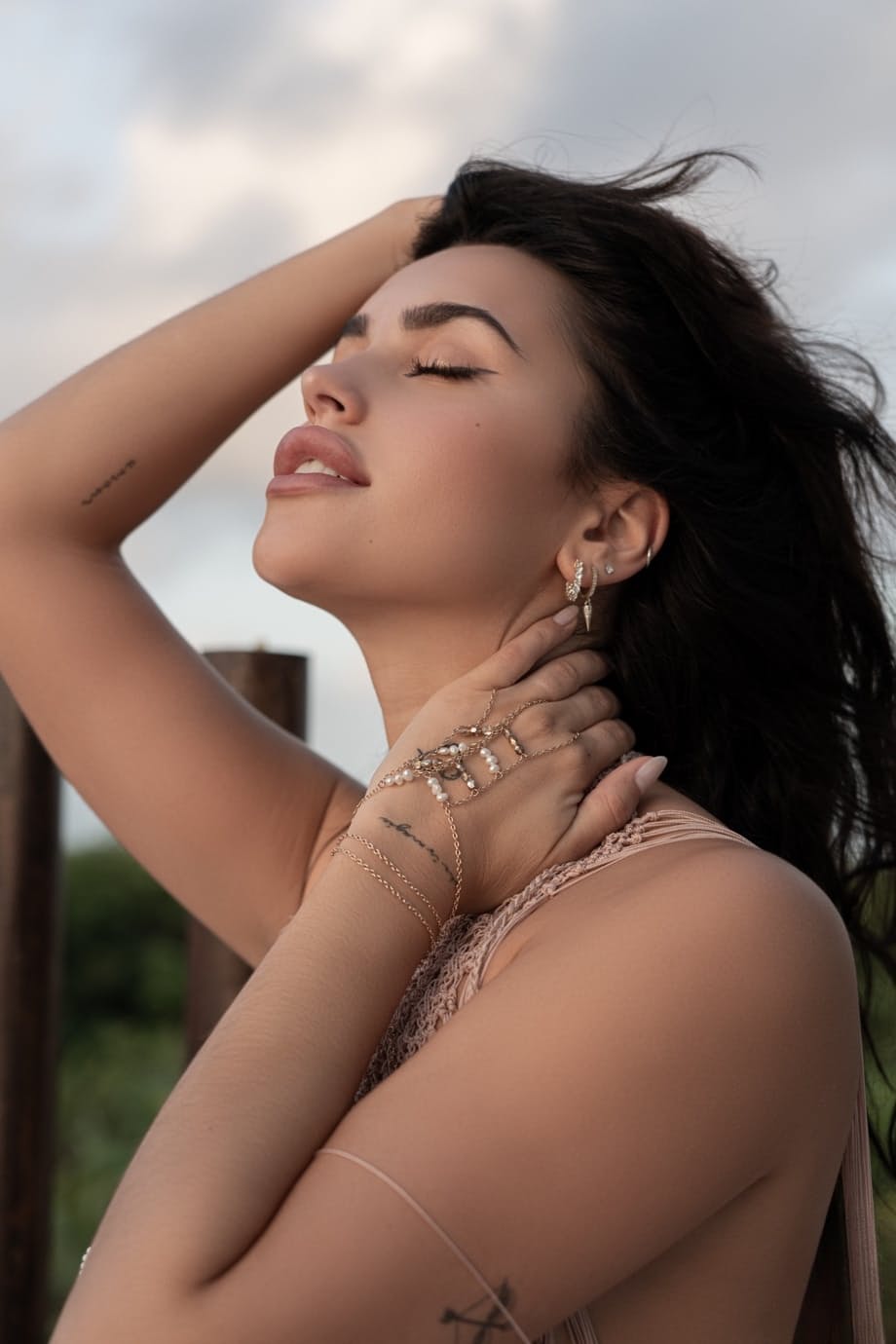 Le sexy mannequin Claudia Tihan se déshabille complètement en extérieur, révélant son corps bronzé parfait et ses courbes affolantes - 2
