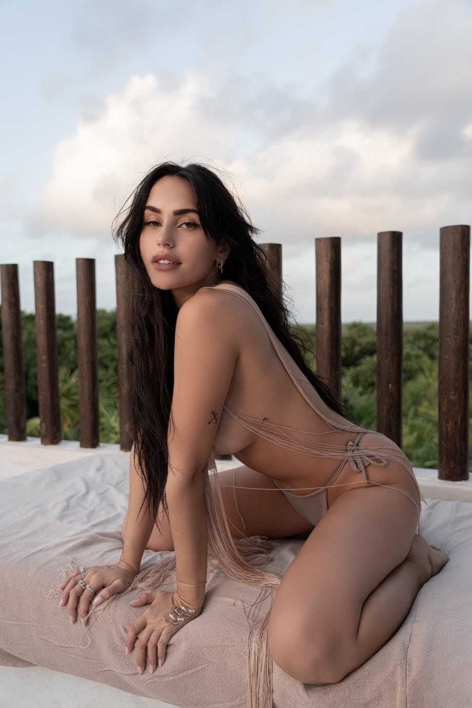 Le sexy mannequin Claudia Tihan se déshabille complètement en extérieur, révélant son corps bronzé parfait et ses courbes affolantes - 3