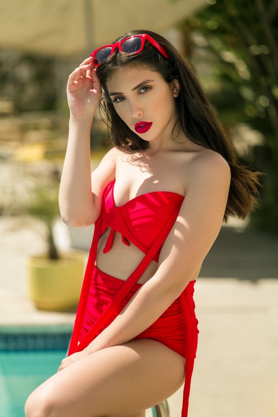 Les seins parfaits et la chatte serrée de Julie Kay parfaitement exposés de manière explicite - 5