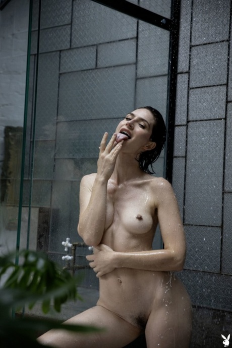 Sophie La Sage déshabille sensuellement ses seins crémeux dans une compilation hardcore interracial - 3