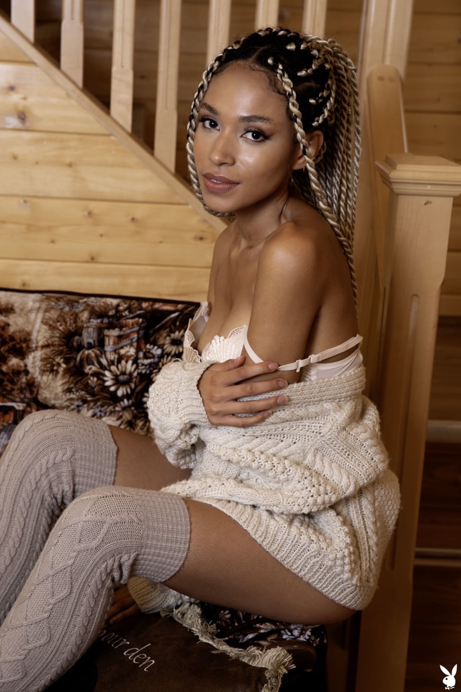 Sophie La Sage déshabille sensuellement ses seins crémeux dans une compilation hardcore interracial - 8