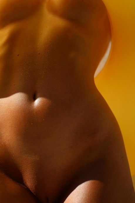 Amalie Olufsen exhibe ses gros seins qui rebondissent dans une séduction torride et topless - 12