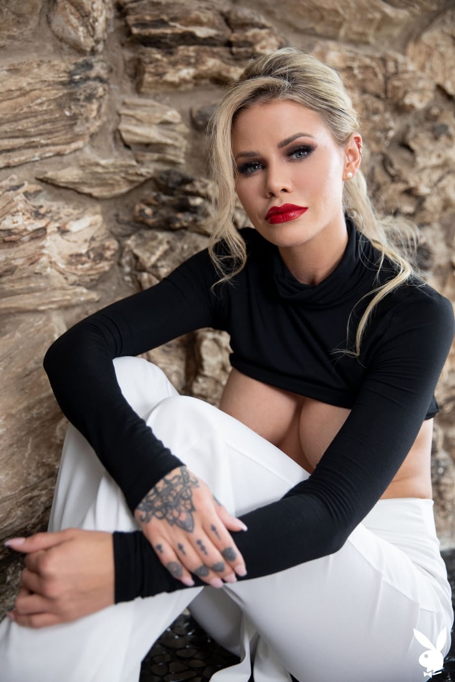 Jessa Rhodes provocativa exhibe sus tetas enormes antes de dedear su coño chorreante de excitación - 9