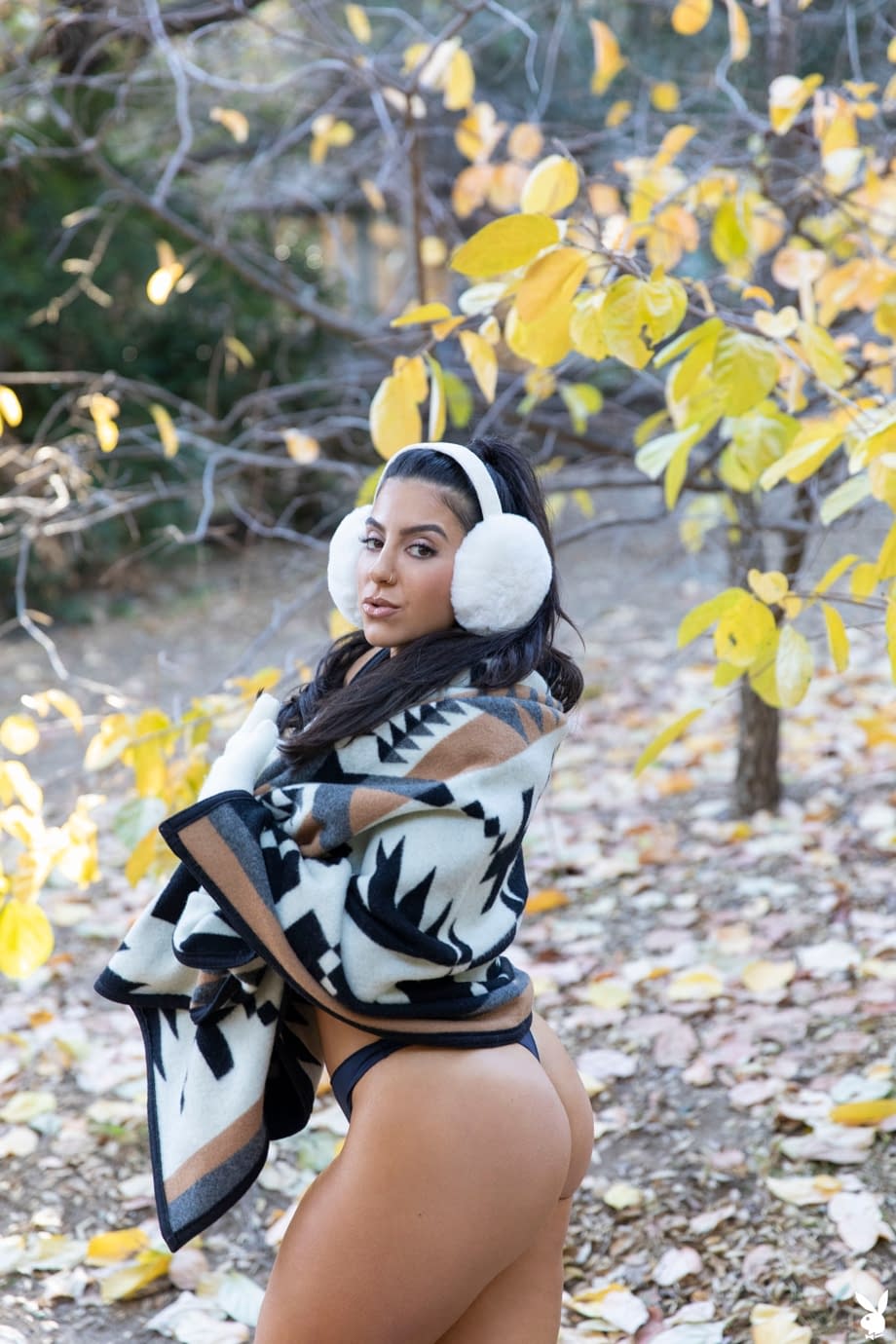 Lena The Plug presume sus enormes tetas y culo mientras se desnuda en un parque público - 6