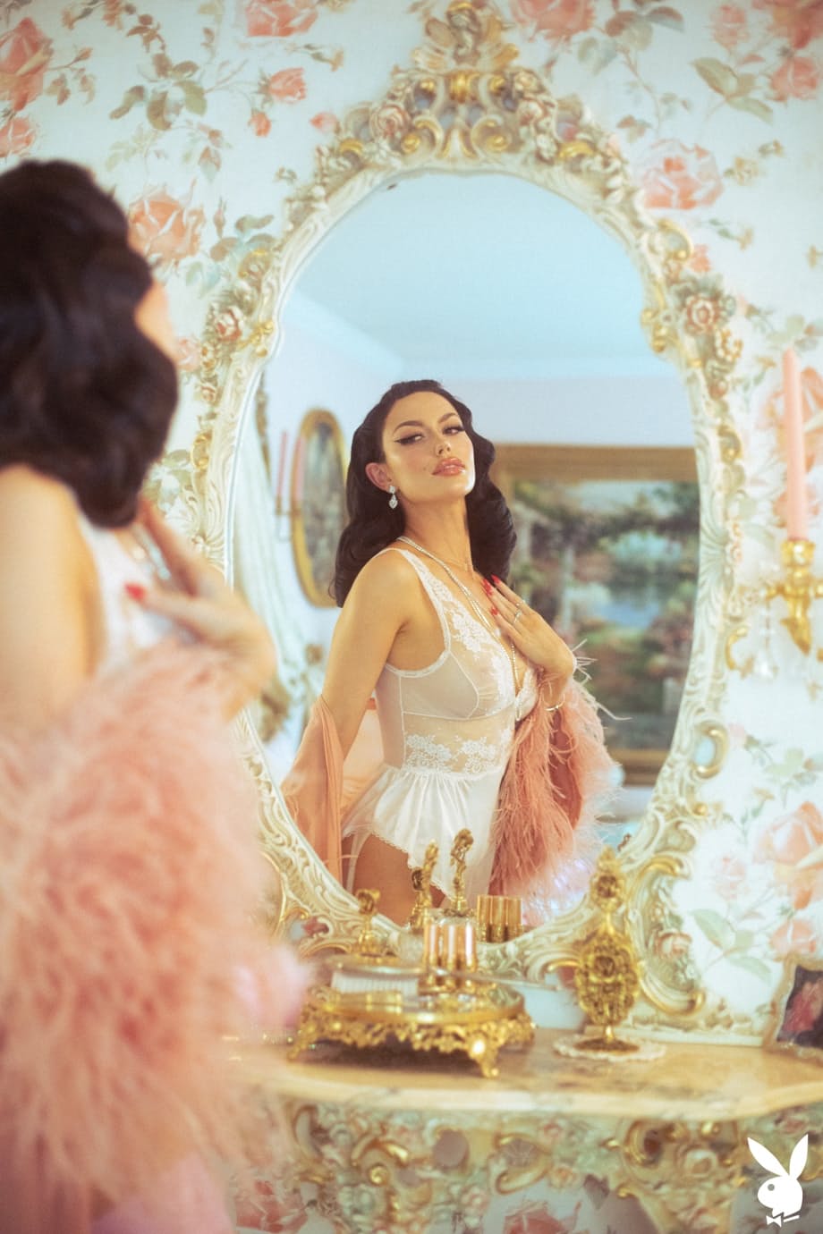Bryona Ashly seduce con movimientos provocadores, exhibiendo su redondo trasero - 8