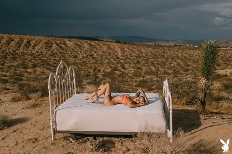 Junipr Keiko étale ses courbes naturelles imposantes à l'extérieur dans un strip-tease huilé explicite qui enchante les sens - 3