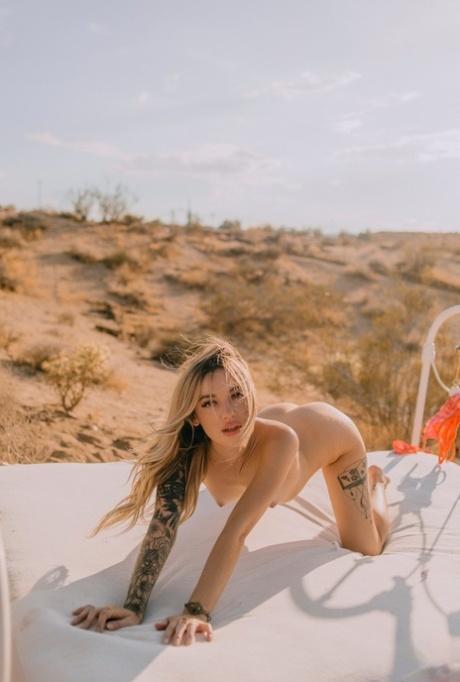 Junipr Keiko étale ses courbes naturelles imposantes à l'extérieur dans un strip-tease huilé explicite qui enchante les sens - 17