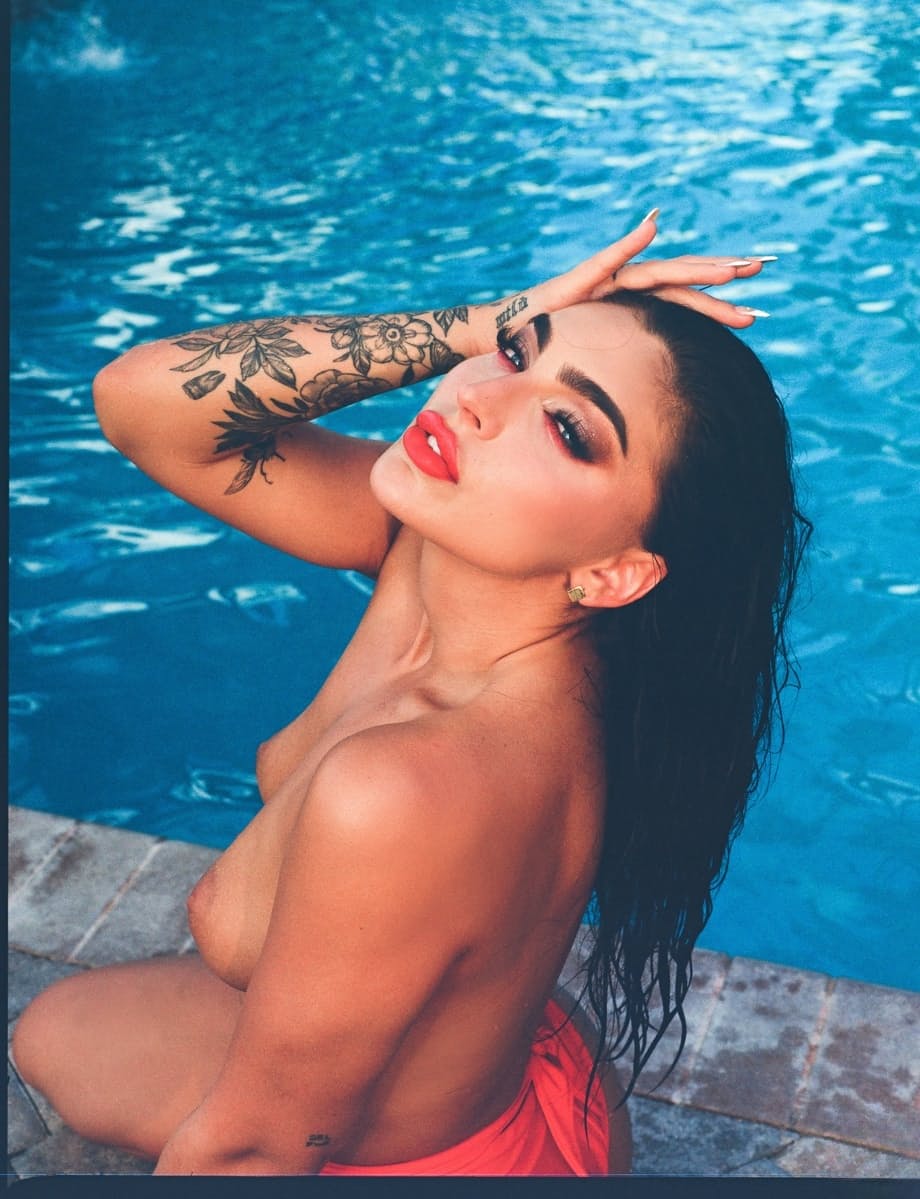 MelRose Michaels muestra su increíble cuerpo desnudo en una escena porno glamurosa - 13