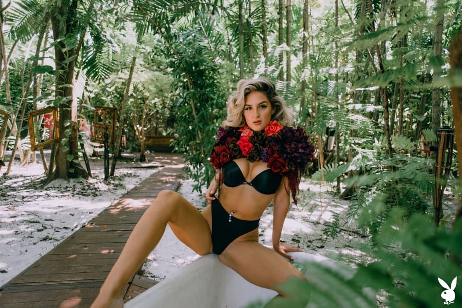 La seductora desnuda Kayci Darko expone cada centímetro de su cuerpo salvaje en las sombras profundas del bosque - 5