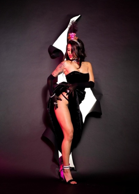 Roxy Ferrari abre con amplio su dulce trasero carnoso en un striptease seductor en cámara lenta de perfección - 1