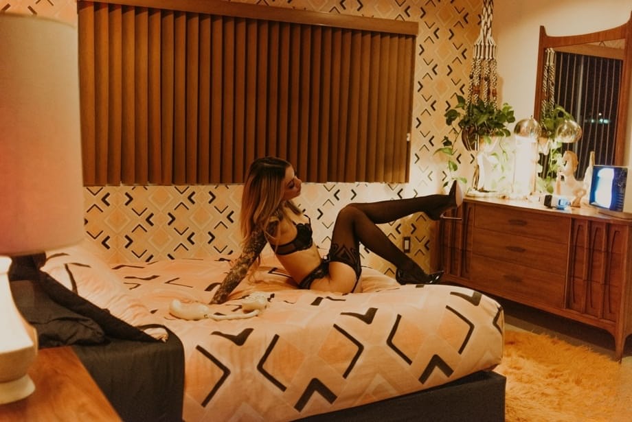 Junipr Keiko exhibe son derrière rond et juteux dans une lingerie très affriolante - 1