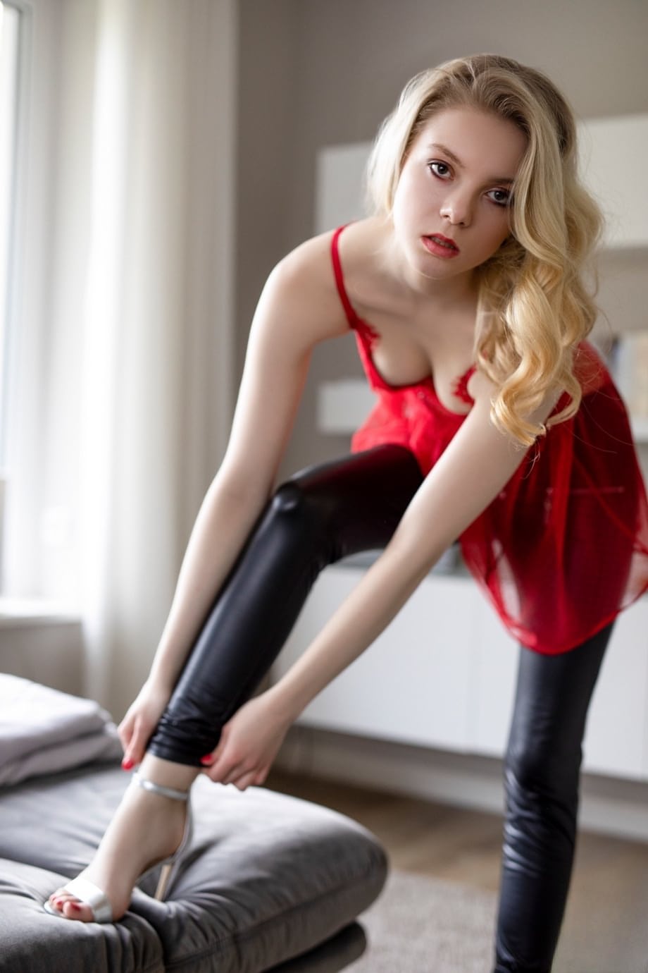 Emmi si rivela nella sua sensuale e minuta bellezza completamente nuda - 2