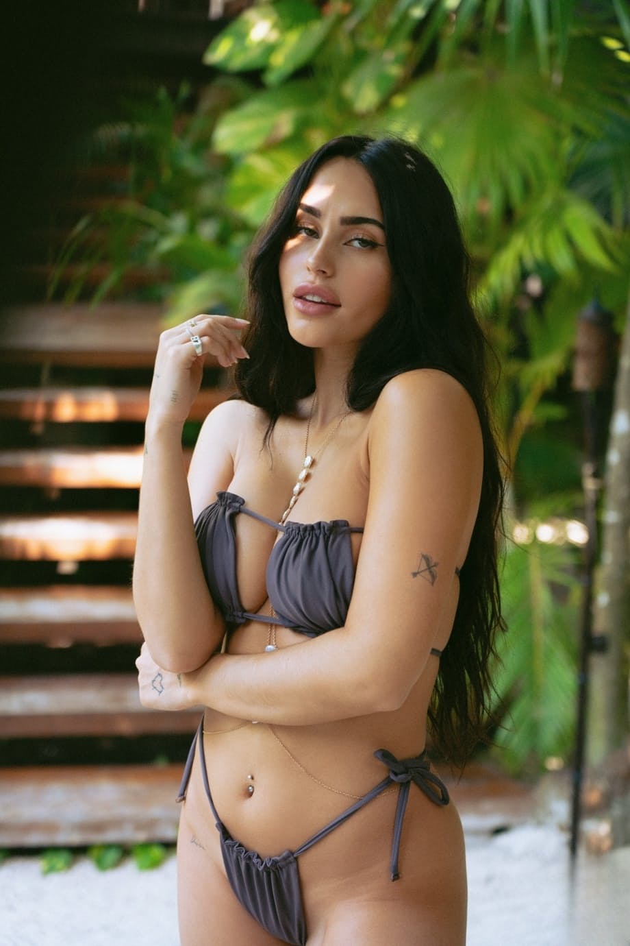 La coquine Claudia Tihan aux cheveux noirs expose ses gros seins dans la piscine - 3