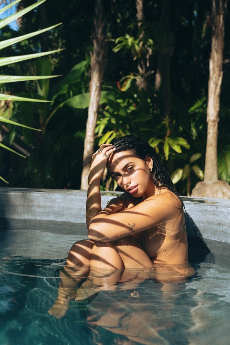 La coquine Claudia Tihan aux cheveux noirs expose ses gros seins dans la piscine - 10