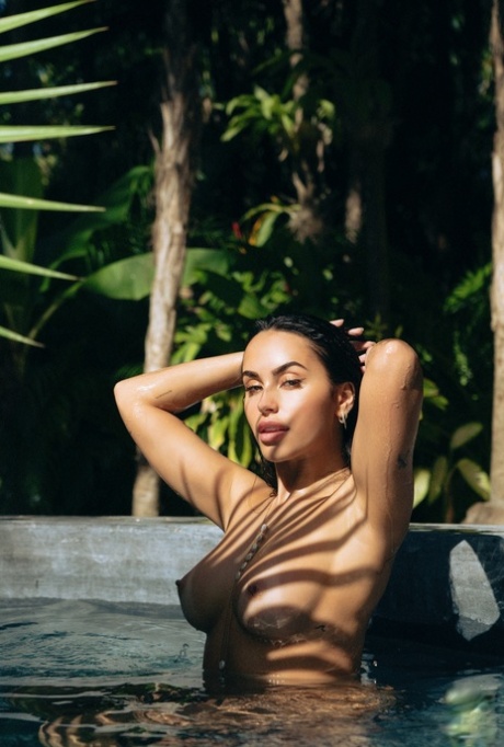La coquine Claudia Tihan aux cheveux noirs expose ses gros seins dans la piscine - 13