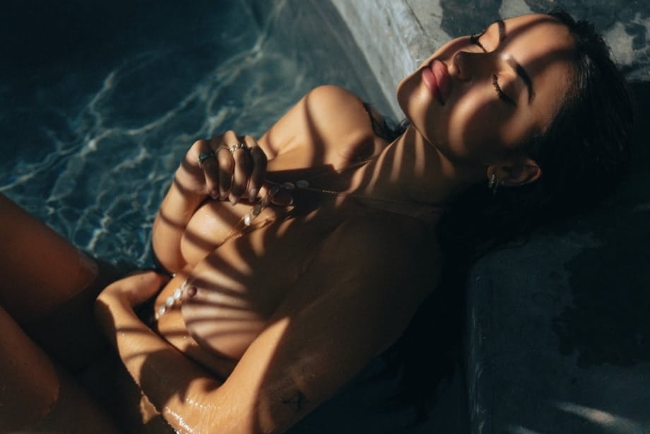 La coquine Claudia Tihan aux cheveux noirs expose ses gros seins dans la piscine - 20