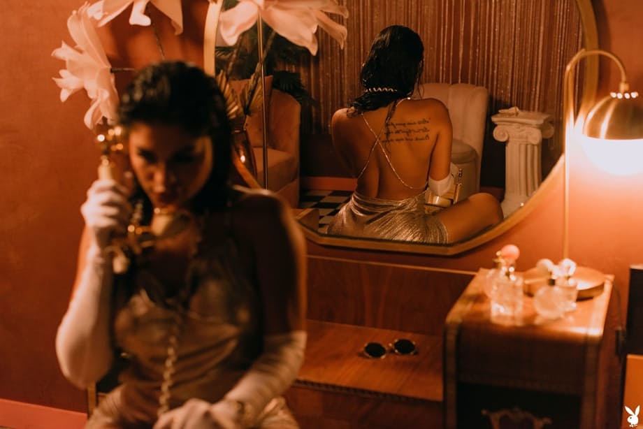 Yung Flower si spoglia completamente svelando le sue tette invitanti e il suo culo succoso con dettagli seducenti - 3