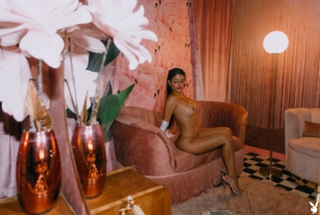 Yung Flower si spoglia completamente svelando le sue tette invitanti e il suo culo succoso con dettagli seducenti - 13