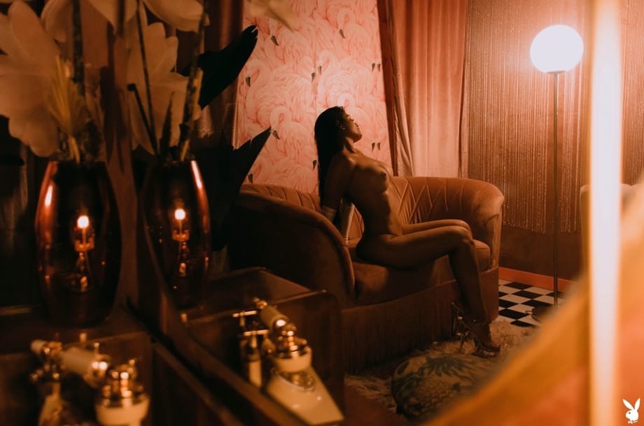 Yung Flower si spoglia completamente svelando le sue tette invitanti e il suo culo succoso con dettagli seducenti - 14