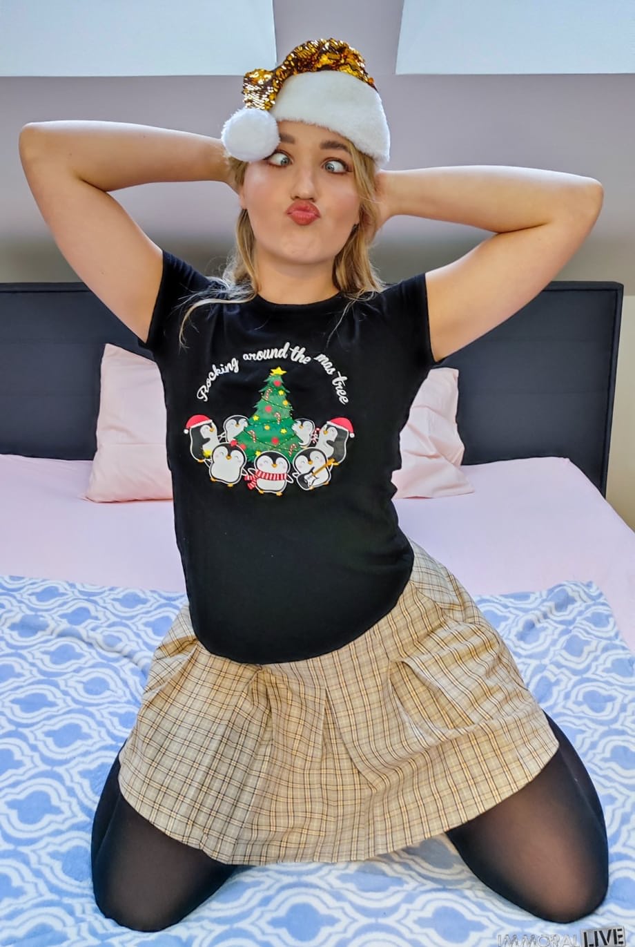 Chloe Chevalier exhibe fièrement son cul juteux avant que son beau-papa la prenne sauvagement - 1