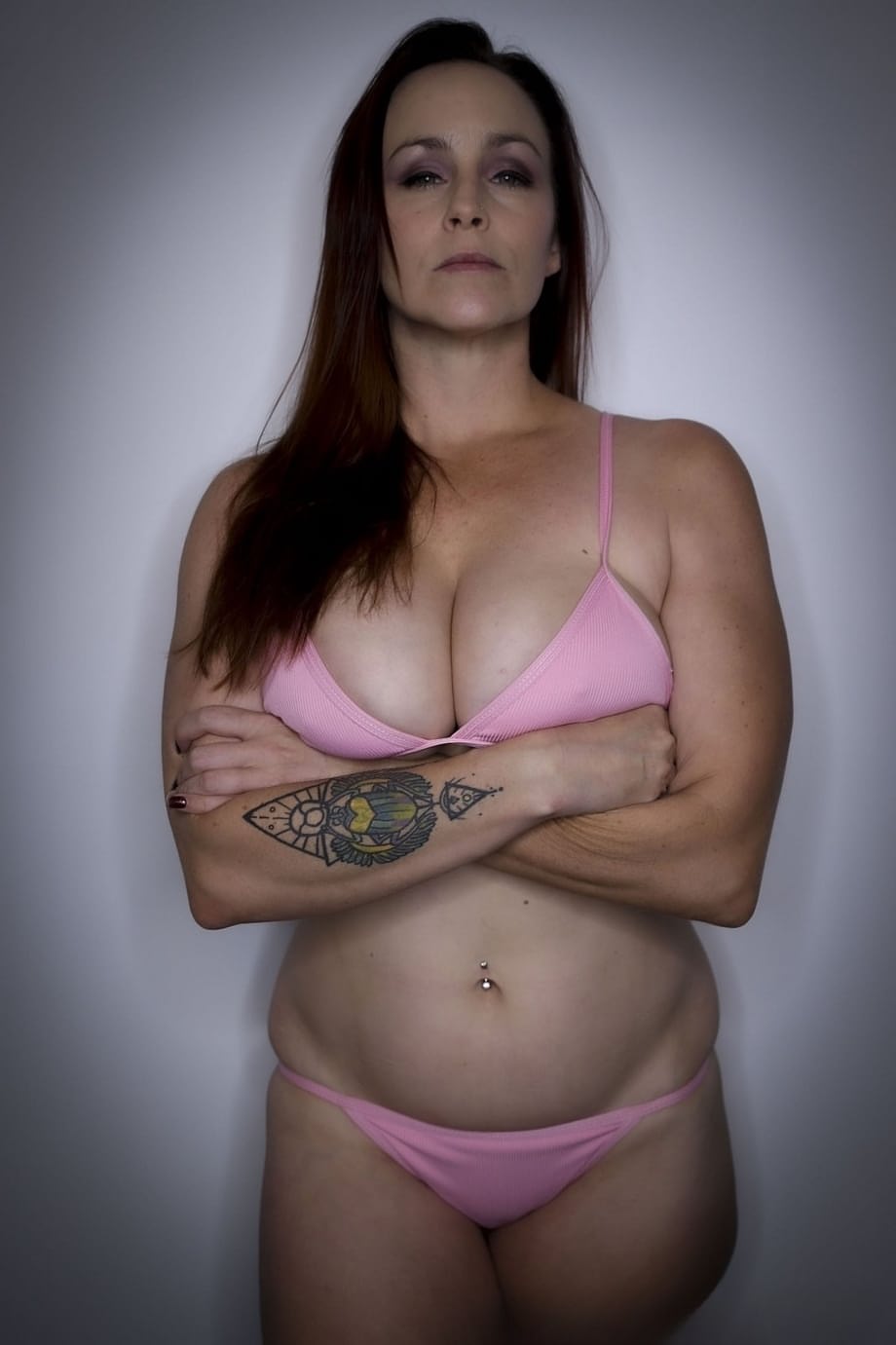 La voluttuosa provocante Bella Rossi costringe Peter King a pulirle il culo increspato con la lingua - 1