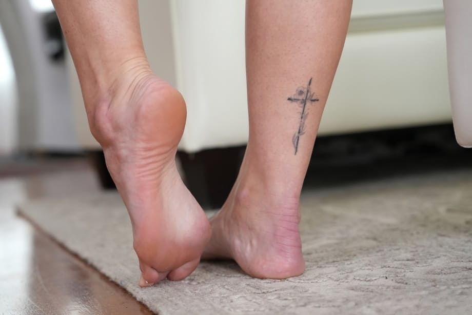 Ivy Ireland savoure un taquinage coquin des pieds, ses orteils se recroquevillant de passion - 15