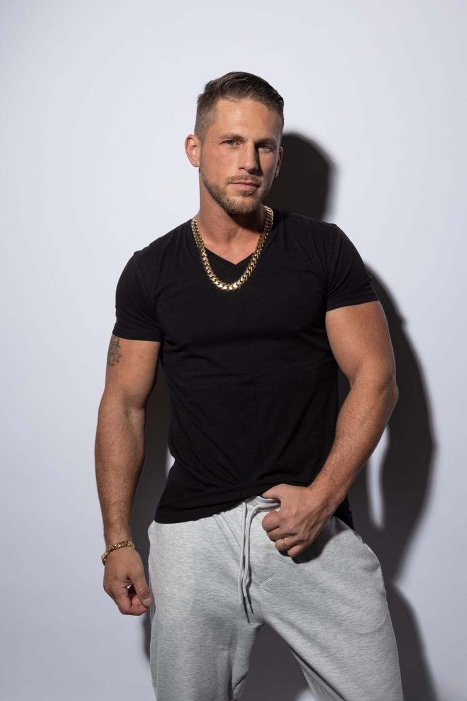 Muscular hunk Roman Todd masturbates after a seductive striptease