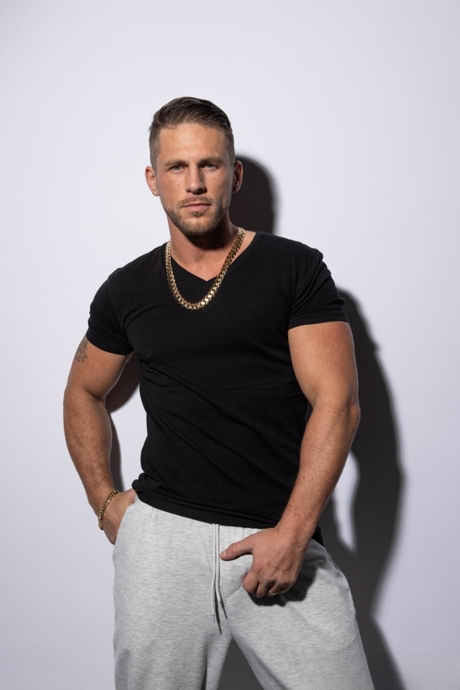 Irresistible Roman Todd flexes his ripped muscles in a raw solo cock stroking session - 2