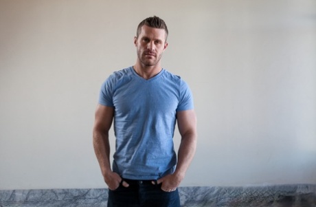 Landon Conrad se tortille, impuissant, tandis que sa bite de bodybuilder est savamment caressée dans des liens étroits - 1
