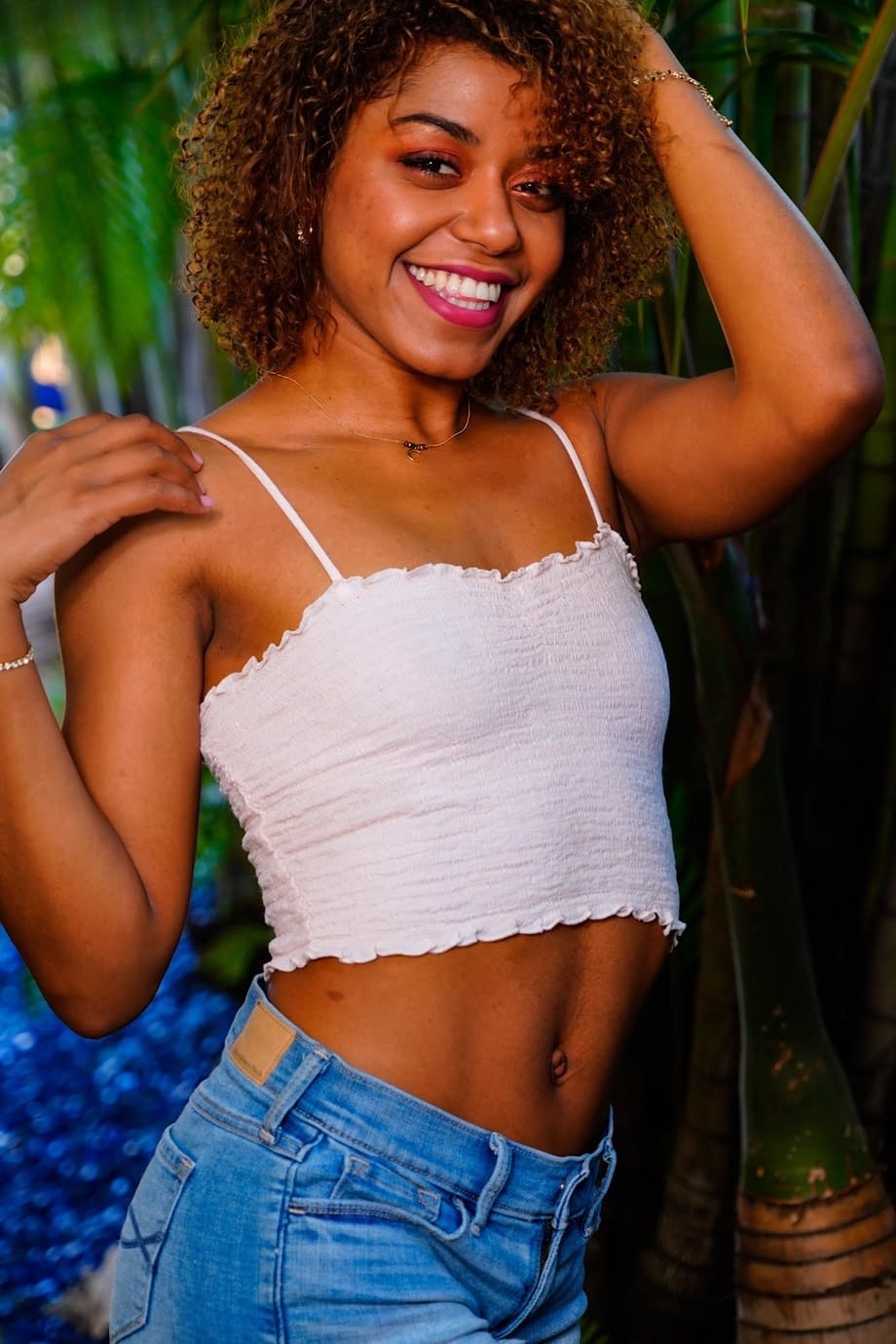 Milu Blaze sonríe seductivamente mientras sus dedos acarician ese coño oscuro y goteante al aire libre - 2