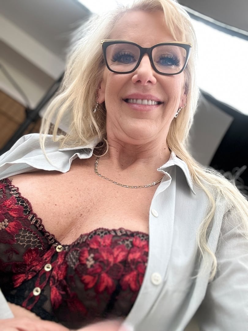 Victoria Brennan aux gros seins se déshabille entièrement aux côtés de la blonde mature Bianca Fitcougar - 17