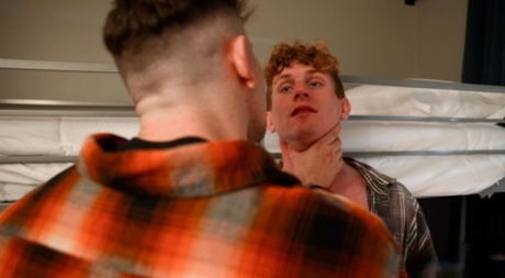 Il redhead Max Lorde riceve sculacciate sul suo culo nudo mentre si sottomette a un cazzo enorme - 3