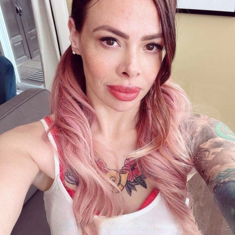 La rebelle tatouée Lili Cocksinhell taquine puis se déshabille entièrement pour son professeur en chaleur - 13