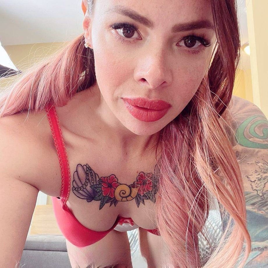 La rebelle tatouée Lili Cocksinhell taquine puis se déshabille entièrement pour son professeur en chaleur - 16