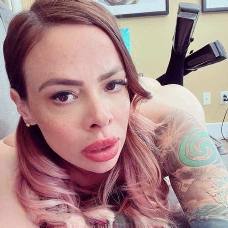 La rebelle tatouée Lili Cocksinhell taquine puis se déshabille entièrement pour son professeur en chaleur - 17